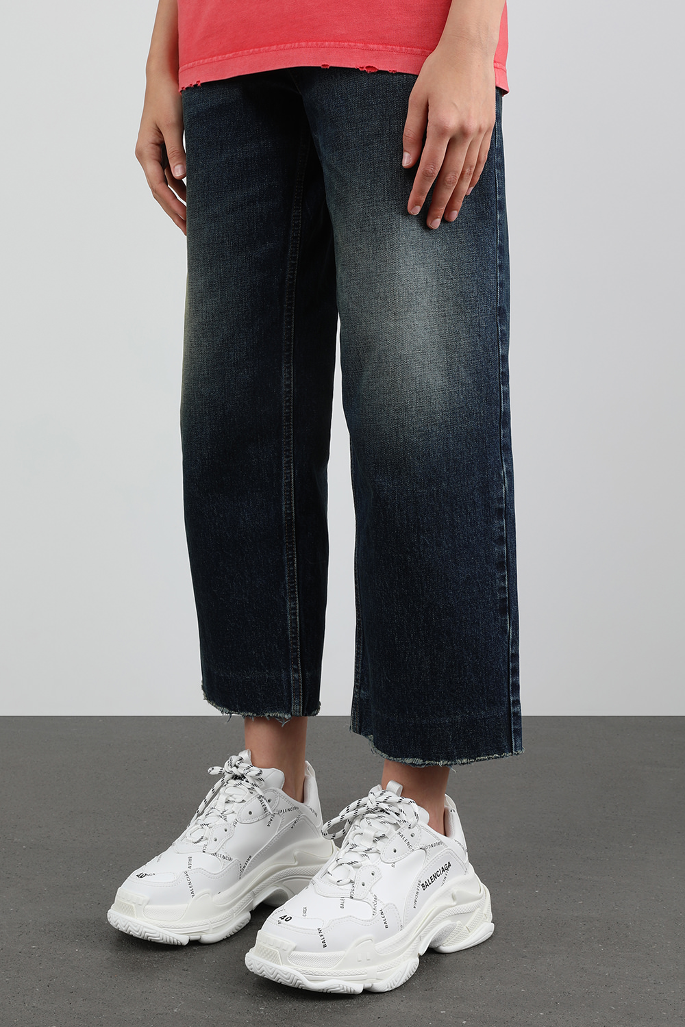 תמונת כל הלוק של נעלי טריפל אס עם לוגו אול אובר בצבע לבן